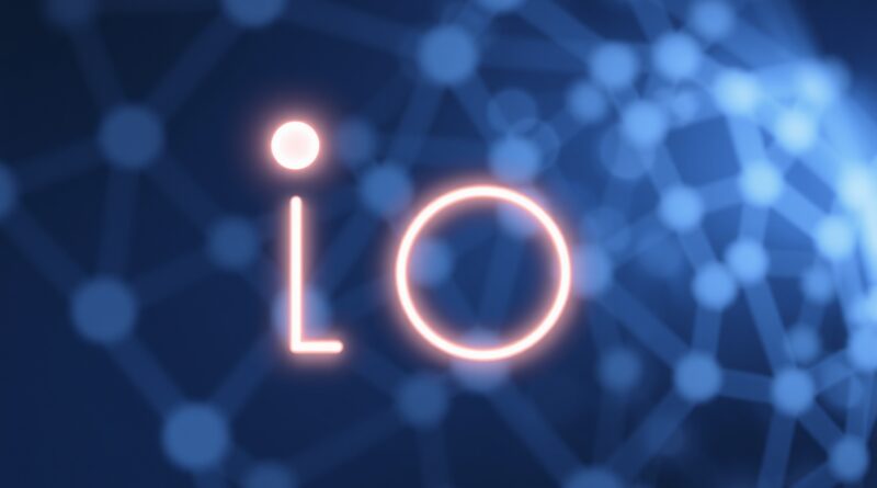 Delikatne, purpurowo-niebieskie linie "io" zacierają się na tle sieci neuronowej, symbolizując znikanie projektu OpenAI.