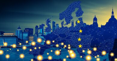 Stylizowany europejski krajobraz miejski z kodu i sieci neuronowych, akcentujący oprogramowanie AI jako fundament europejskiej strategii innowacji.