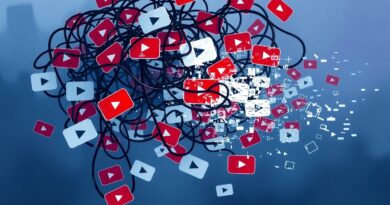 Splecione przyciski YouTube, rozpadające się w cyfrowe zakłócenia, symbolizują walkę treści AI z ludzką kreatywnością.