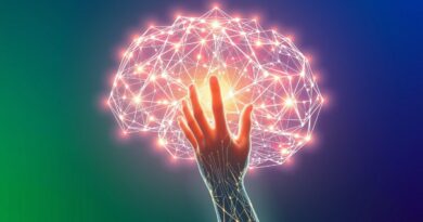 Połączenie ludzkiego umysłu i AI: dłoń łączy się z geometrycznym mózgiem w sieci obwodów.