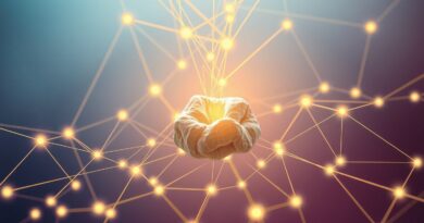 Złote nici danych spływają do centralnej struktury przypominającej glinę, symbolizując automatyzację i wzrost Clay.