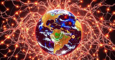 Olbrzymia, opalizująca sieć neuronowa otacza Ziemię, pulsując światłem i abstrakcyjnymi, językowymi symbolami.