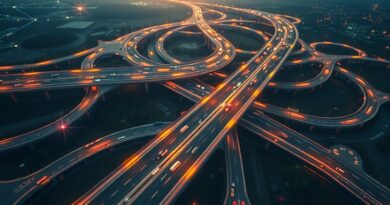 Węzeł drogowy o zmierzchu, smugi świateł, sieć neuronowa symbolizująca AI zarządzające ruchem, inteligentne drogi.