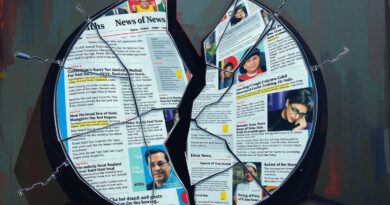 Pęknięte lustro odbija fragmenty nagłówków. Kod binarny i dominująca narracja kontra szersze perspektywy za lustrem.