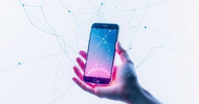 Smartfon w sieci kodu, ograniczony barierą. Symbolizuje potencjał vibe codingu, który nie zyskuje popularności.