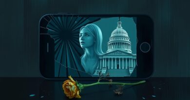 Rozbity ekran smartfona odbija twarze nastolatków, kwiat więdnie na tle Kapitolu spowitego statycznym szumem.