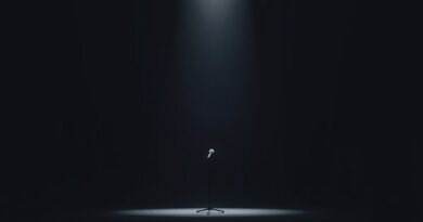 Ciemna sala, mikrofon. Duchy studentów, nad nim eteryczne formy symbolizujące AI (Claude, Gemini, ChatGPT).