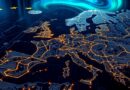 Europa jako gigantyczna płyta główna, szlaki danych prowadzą do Polski, cyfrowej fortecy. Aurora borealis z flagą UE.