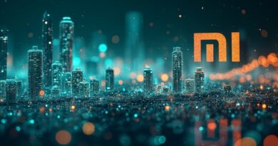Futurystyczne miasto z neuralnymi sieciami i logo Xiaomi przekształcającym się w agenta AI.