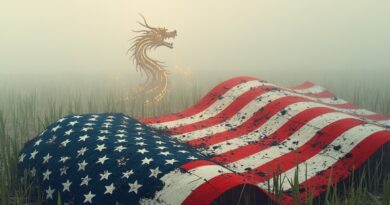 Podarta amerykańska flaga z mikroczipów w ryżowym polu, chiński smok z neonowych znaków.