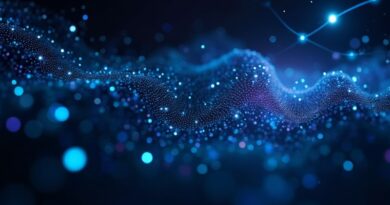 Ciemne biurko z świecącymi liniami kodu przechodzącymi w 3D wizualizacje. Niebiesko-fioletowe światło. Futurystyczne środowisko AI.