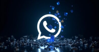 Pęknięta ikona WhatsApp z unijną flagą, łańcuchy rozpadające się w piksele