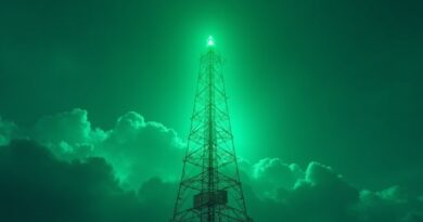 Świecąca wieża radiowa przekształca się w zielony układ GPU nad neonowym niebem.