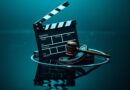 Pęknięta klaps filmowy w ciemnej wodzie, szpula filmu owija sędziowski młotek, neonowy cyjan