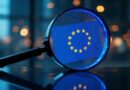 Unia Europejska w szkle powiększającym nad logo ChatGPT.