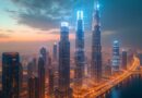 Dubaj o zmierzchu, świetliste sieci 6G nad przezroczystymi wieżowcami, cyfrowy bliźniak w centrum.
