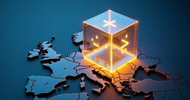 Przezroczysty, świecący serwer z gwiazdką unoszący się nad minimalistyczną mapą Europy.