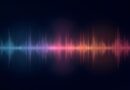 Fala audio rozdziela się na osiem kolorowych świetlistych pasm na granatowym tle.