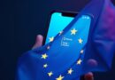 Nowy ekran iPhone’a z interfejsem Siri, na którym widać symbole Google Gemini i przezroczystą flagę UE.