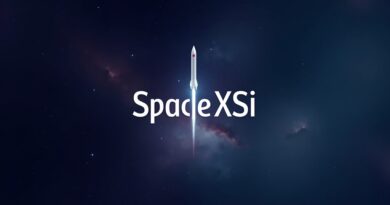 Logo SpaceXSI: rakieta wznosząca się w kosmicznej mgławicy, symbol postępu technologicznego.